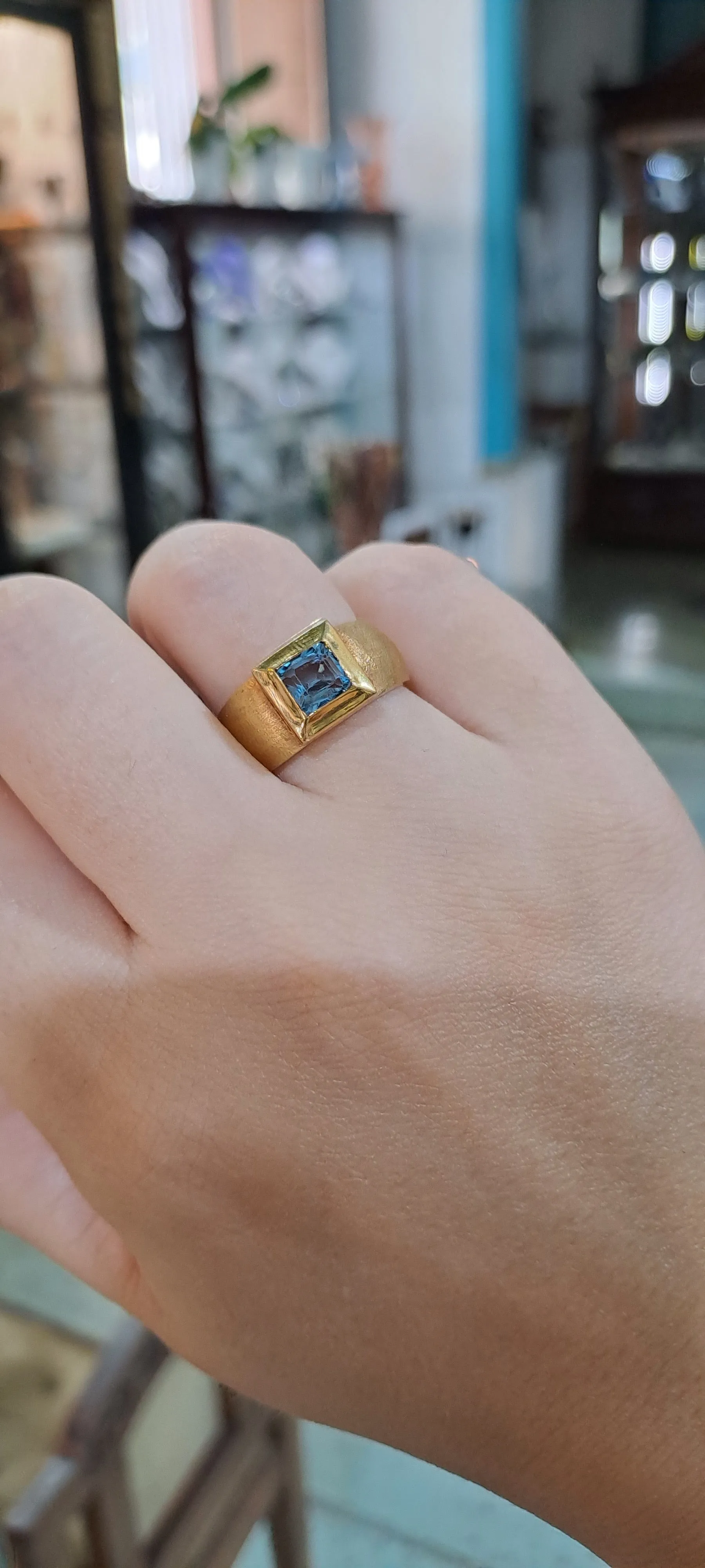 Ring in 18k gold with bleu topaz (B-34)