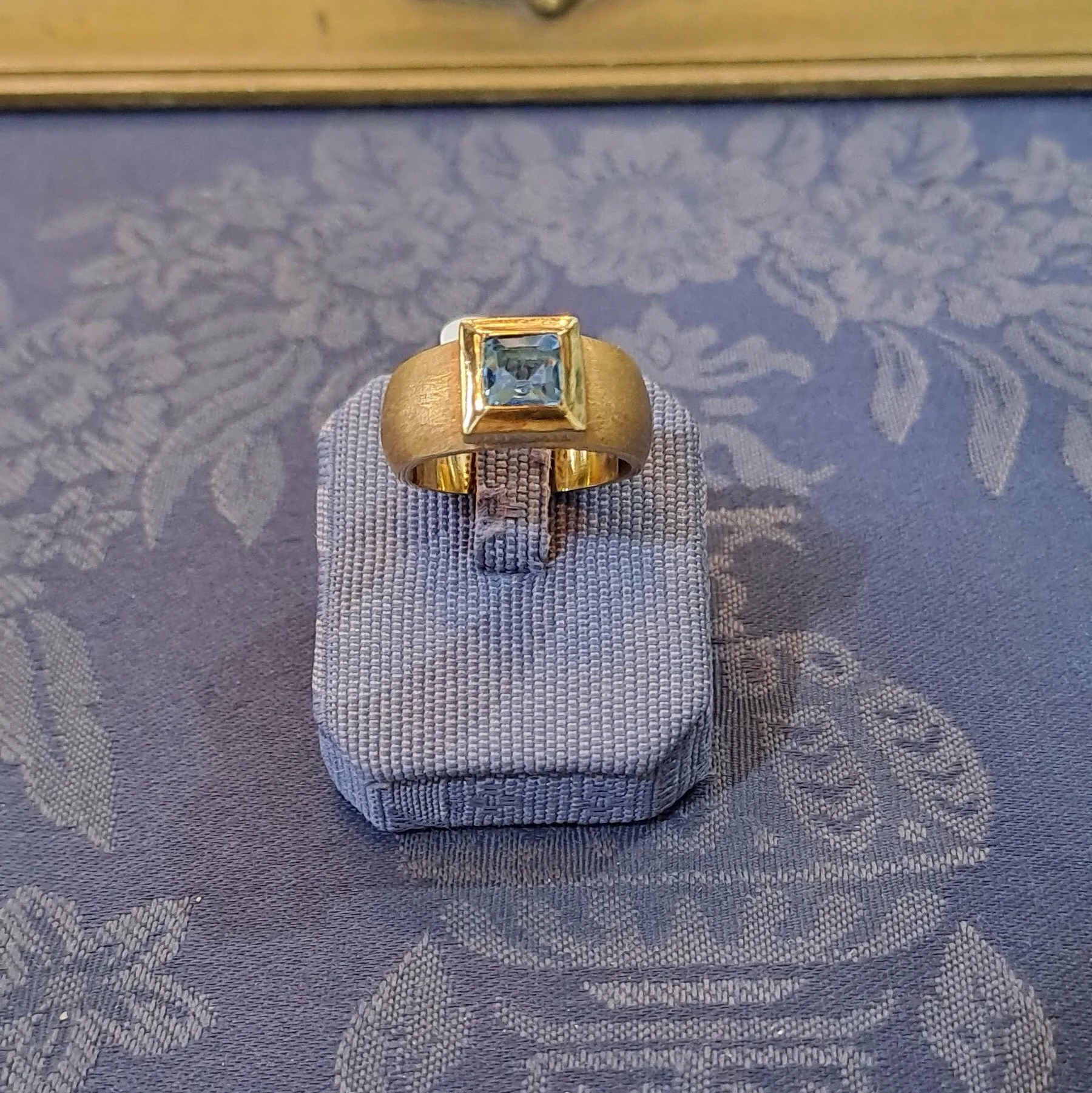 Ring in 18k gold with bleu topaz (B-34)